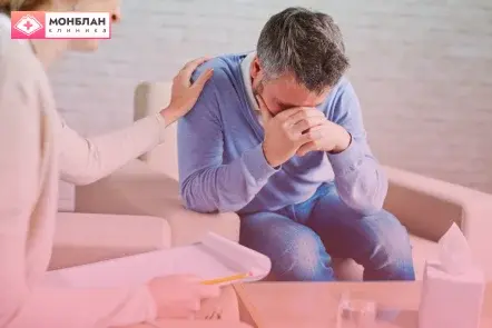 Врач поддерживает мужчину